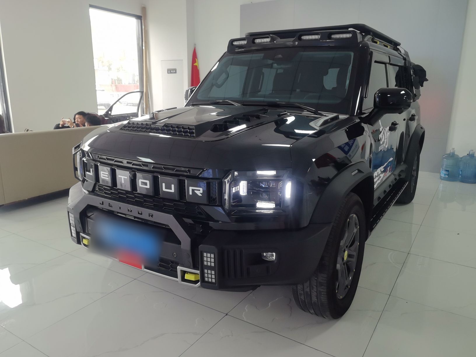 تحت مقدمة السيارة