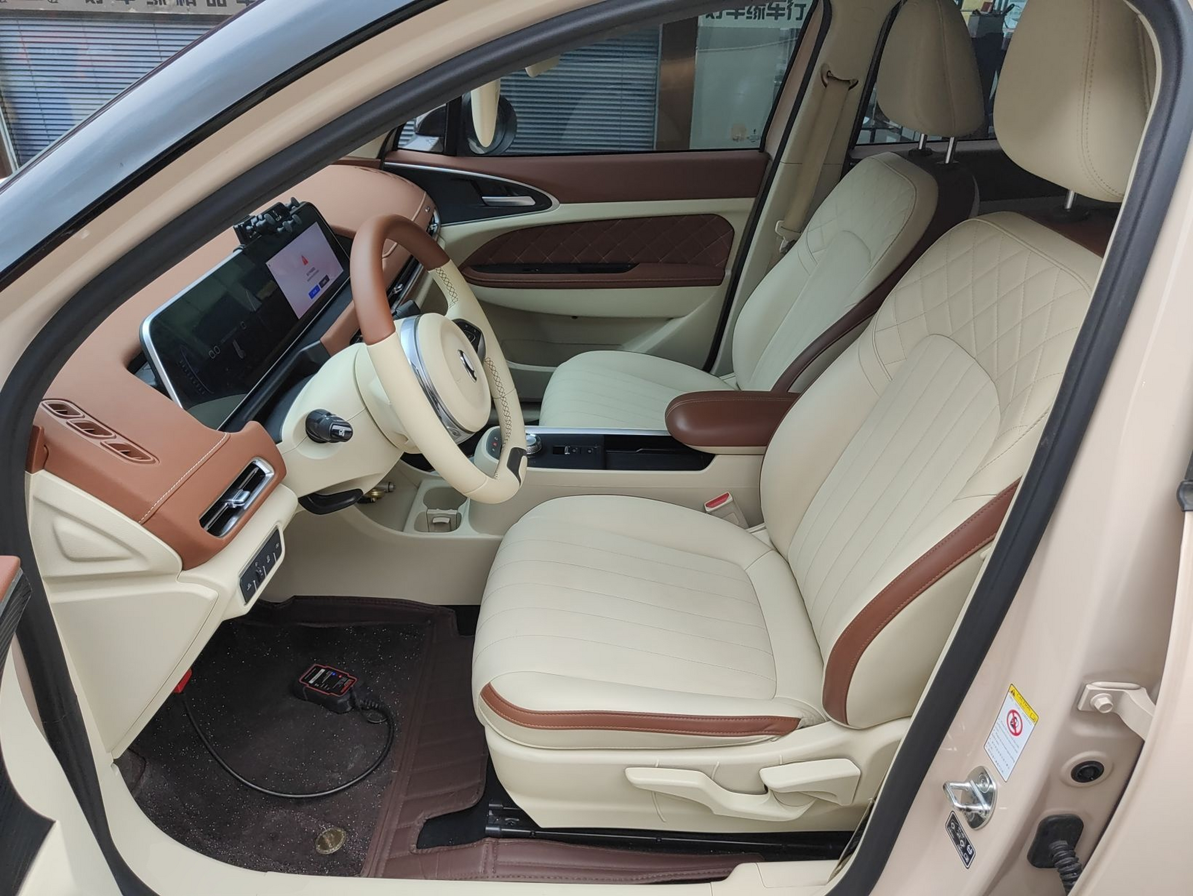 المقاعد الأمامية داخل السيارة