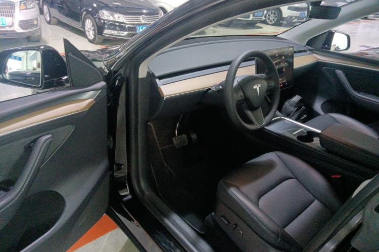 Used Tesla Model Y 2022 Long-Range All-Wheel-Drive Version
