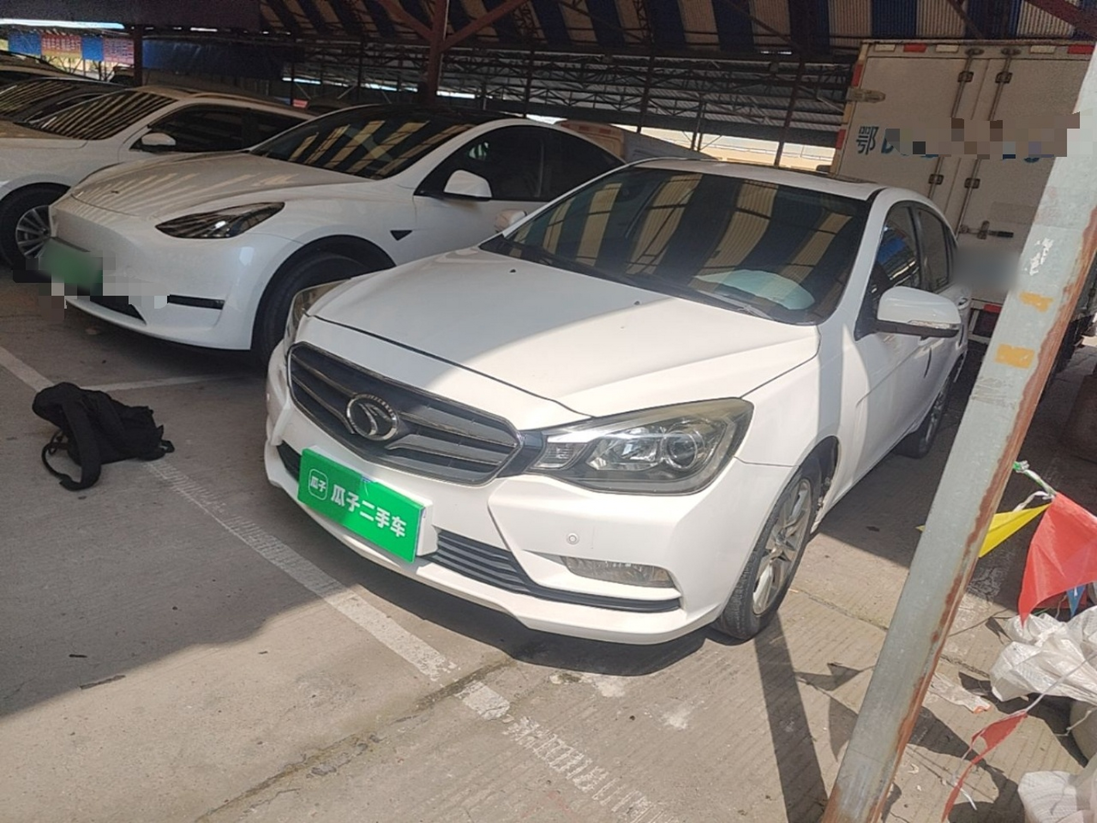 Под передней частью автомобиля