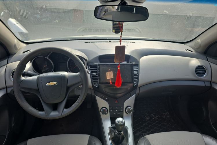 Used Chevrolet Cruze 2013 1.6L SL MT Center Console