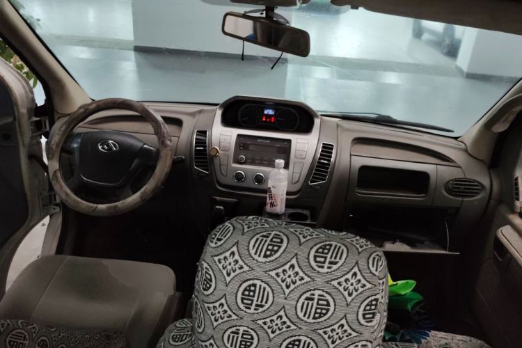 Used SAIC MAXUS Xintu V80 2012 2.5T Mid-Roof Value-Added Logistics Version A Center Console