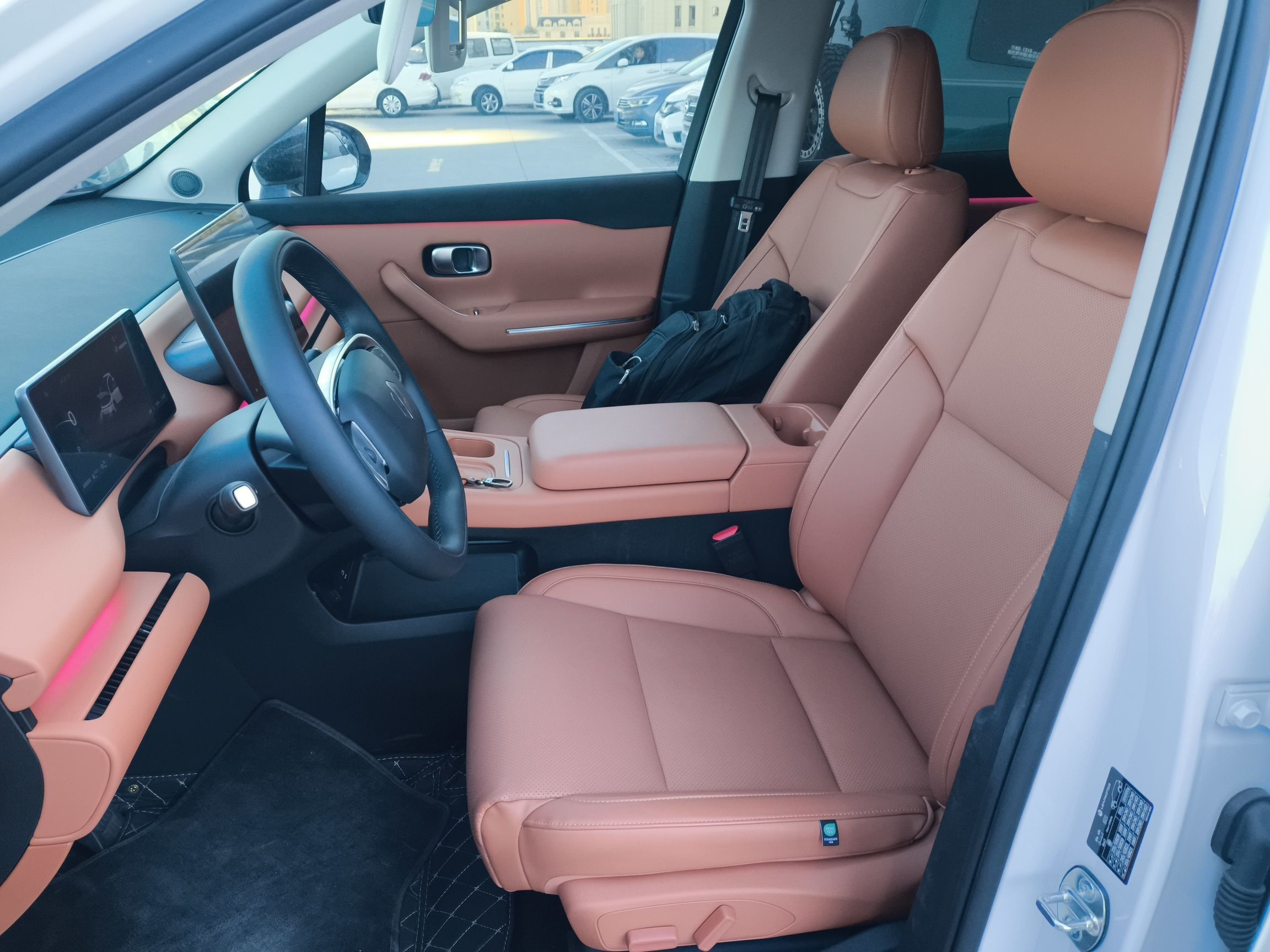 المقاعد الأمامية داخل السيارة