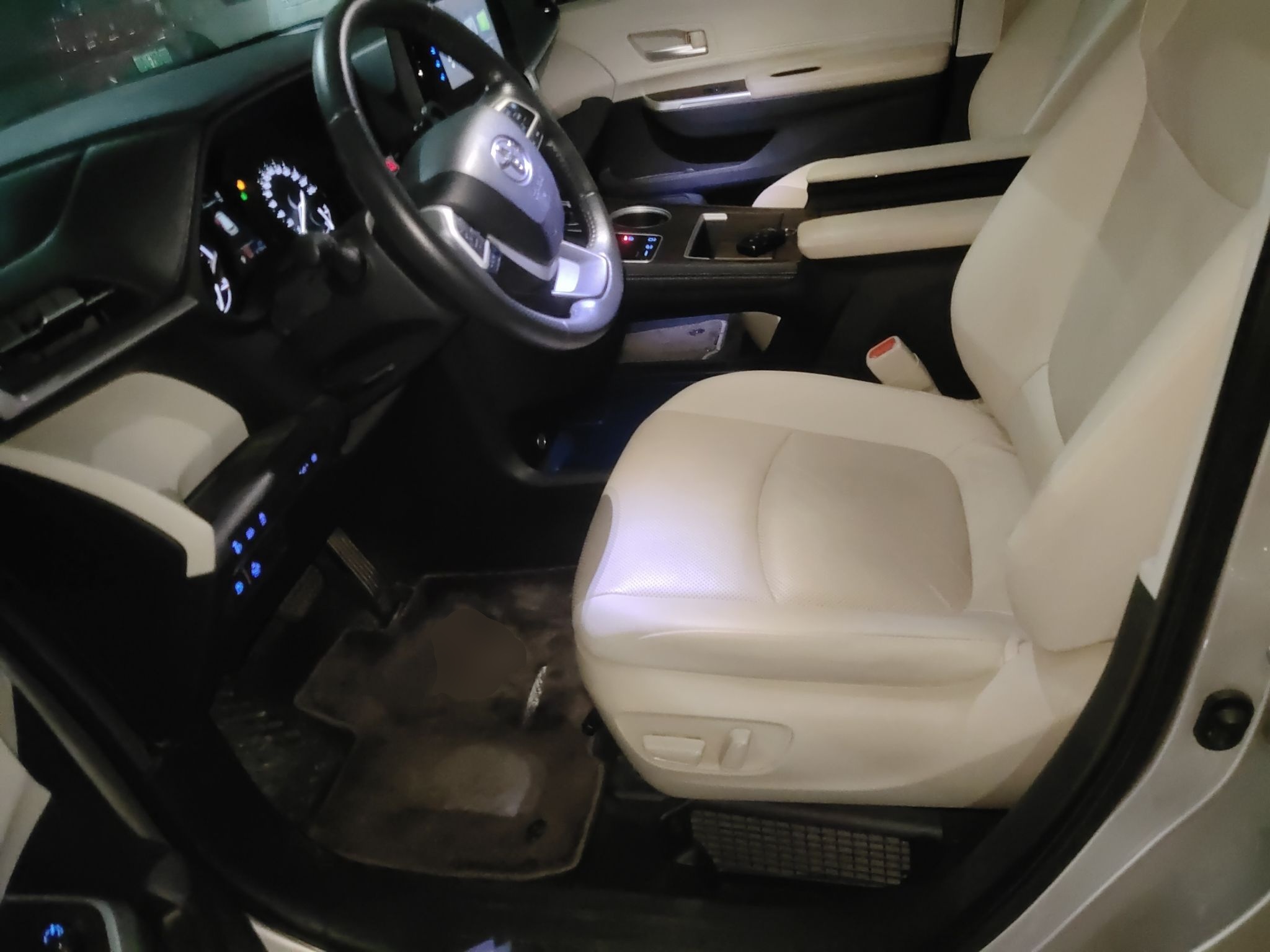 المقاعد الأمامية داخل السيارة