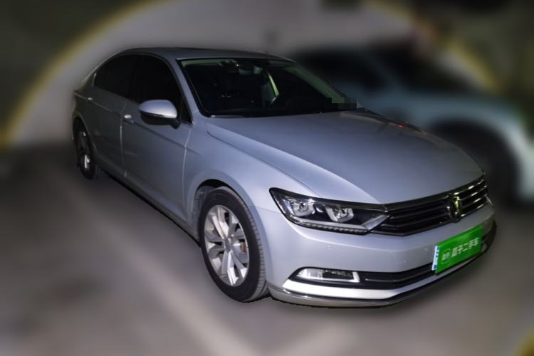 Used Volkswagen Magotan 2018 330TSI DSG Luxury Model Front Right 45 Deg