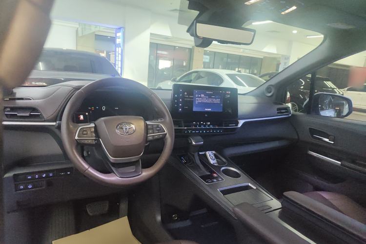 Used Toyota SIENNA 2021 2.5L Hybrid Platinum Edition Center Console