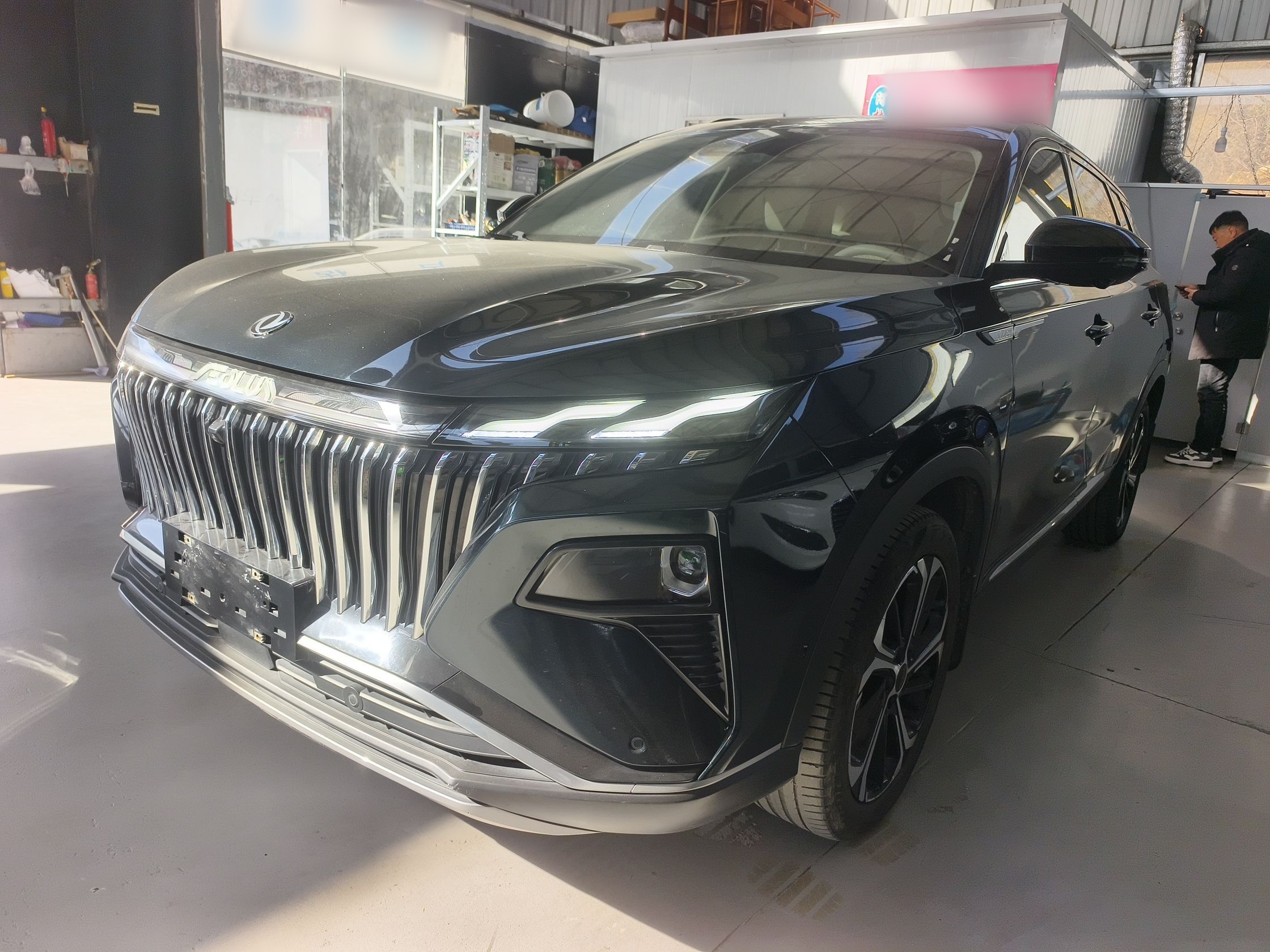 تحت مقدمة السيارة