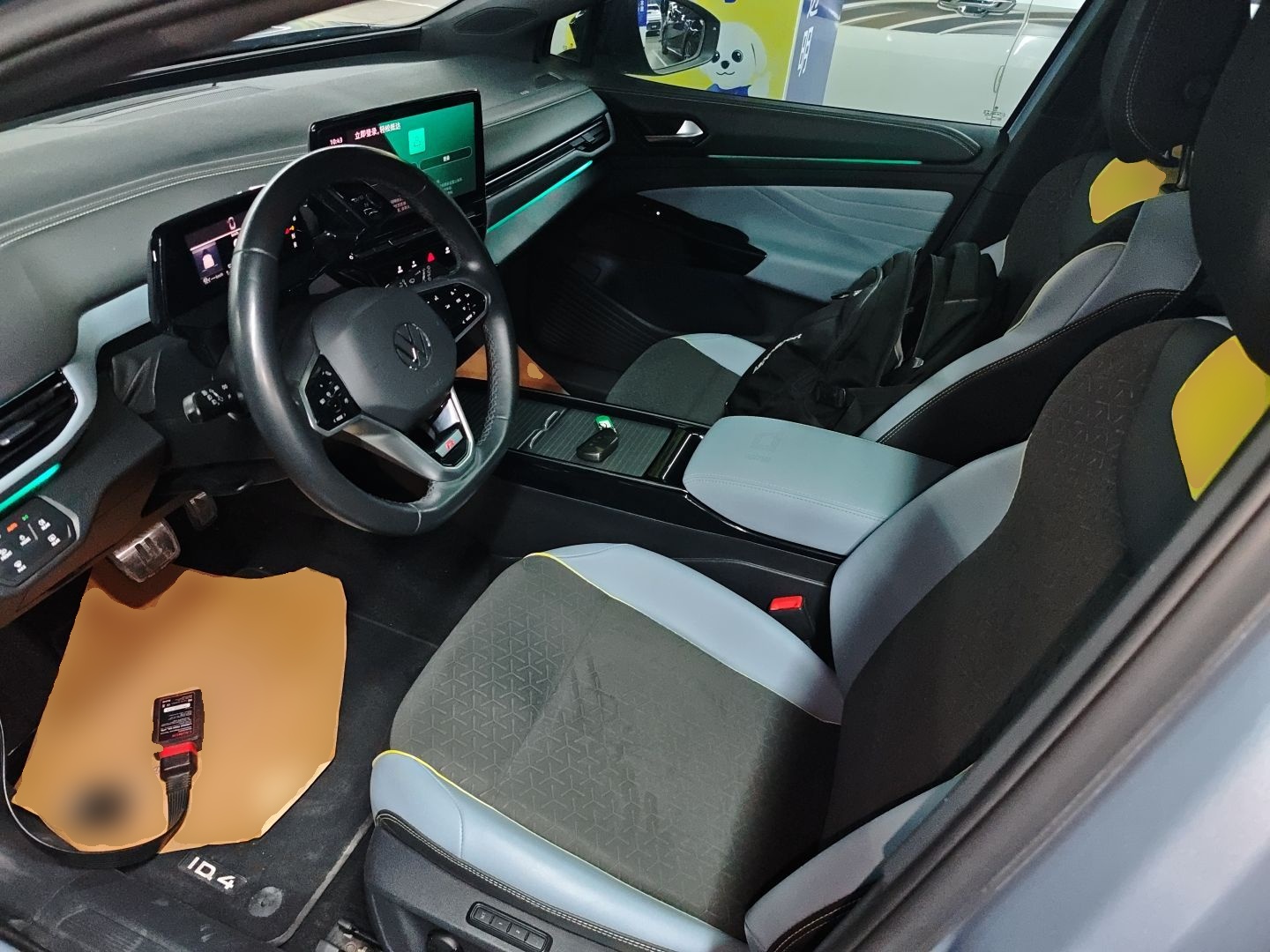 المقاعد الأمامية داخل السيارة