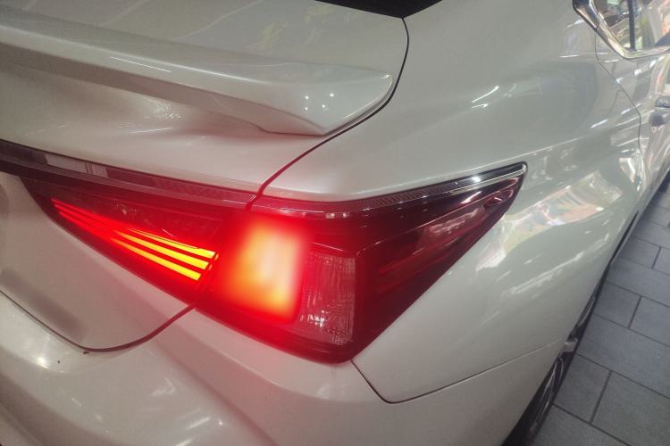 Used Lexus ES 2020 300h Premier Edition