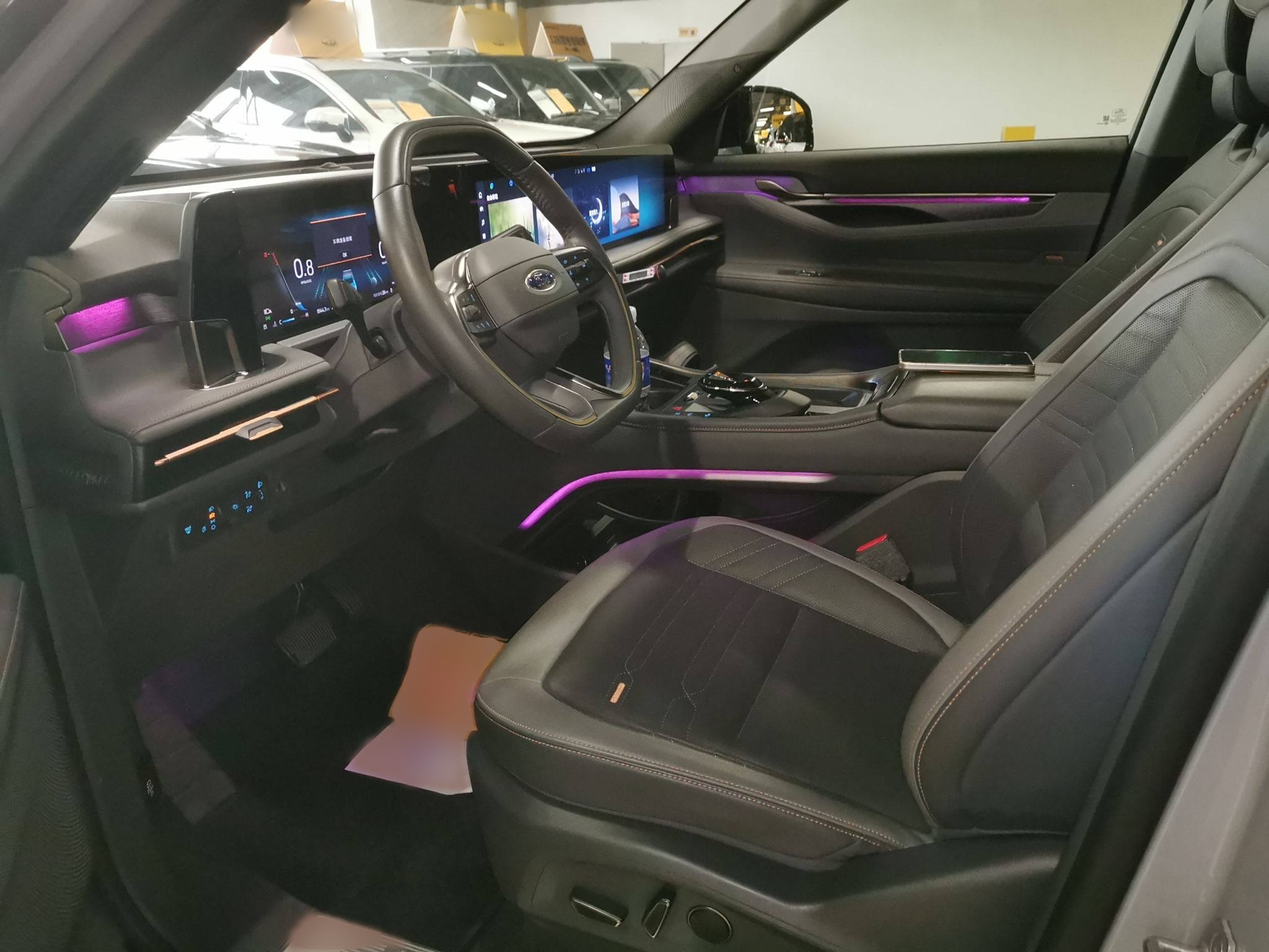 المقاعد الأمامية داخل السيارة