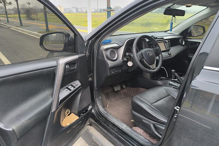 Used Toyota RAV4 2016 2.0L CVT Two-Wheel Drive Fashion Edition China V Standard
