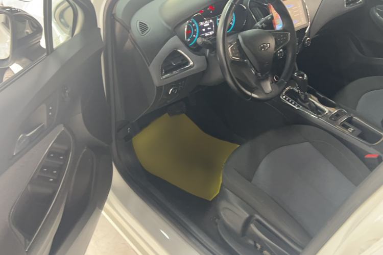 Used Chevrolet Cruze 2018 Redline 320 Automatic Pioneer Edition Interior 1