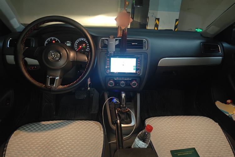 Used Volkswagen Sagitar 2014 Revised Version 1.6L Automatic Comfort Edition Center Console