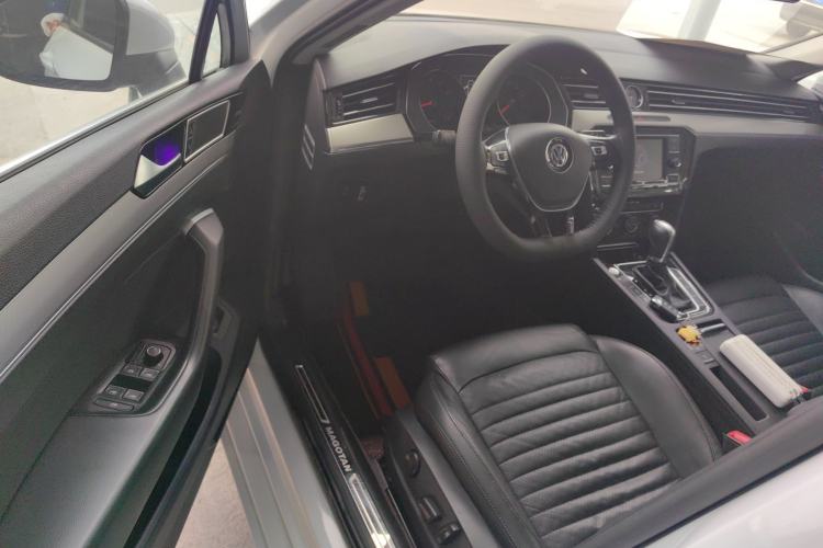 Used Volkswagen Magotan 2017 330TSI DSG Leading Model
