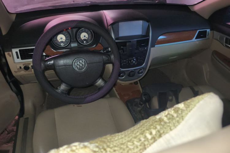 Used Buick Excelle 2013 1.5L Manual Luxury Model Center Console