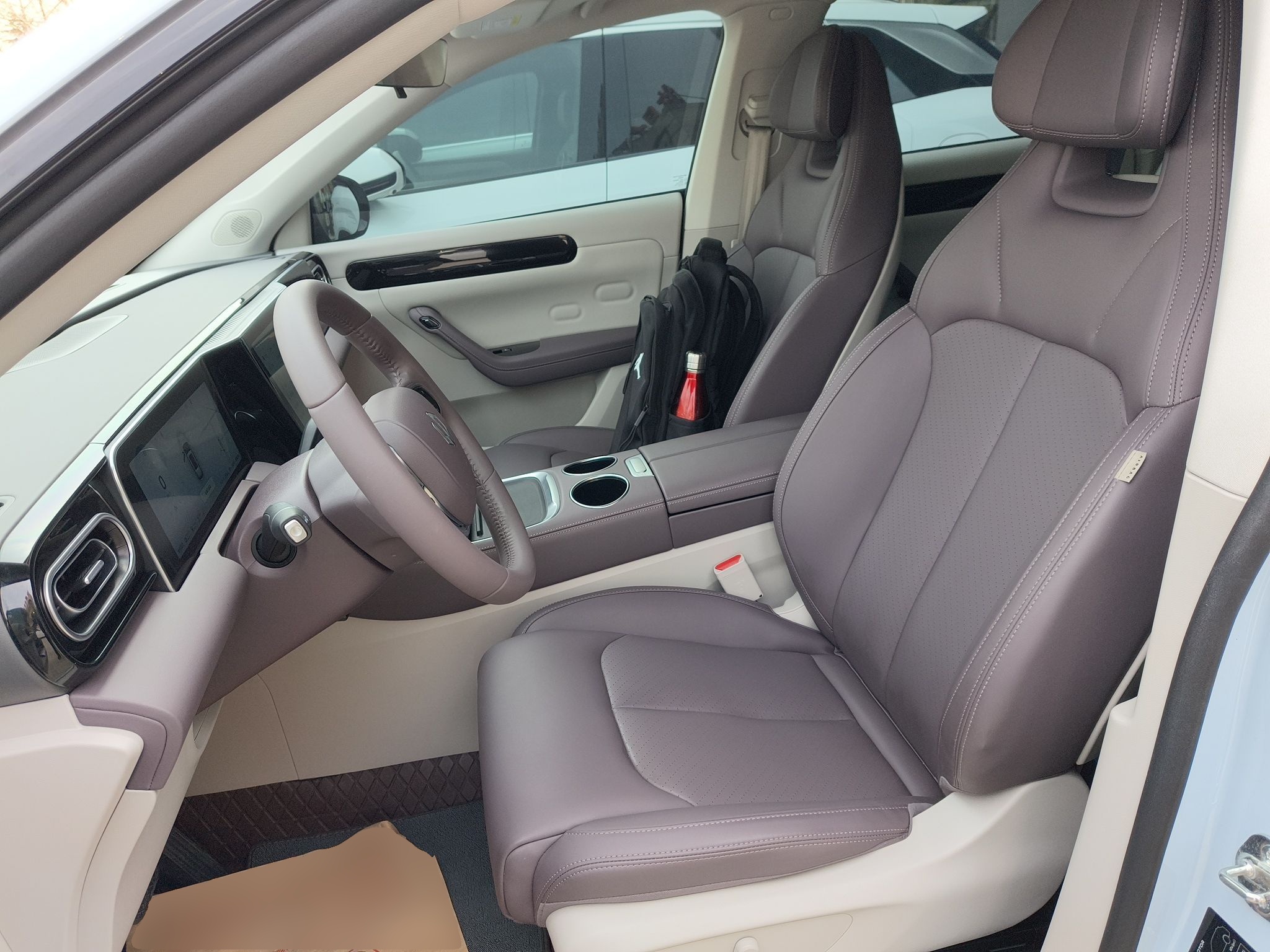 المقاعد الأمامية داخل السيارة