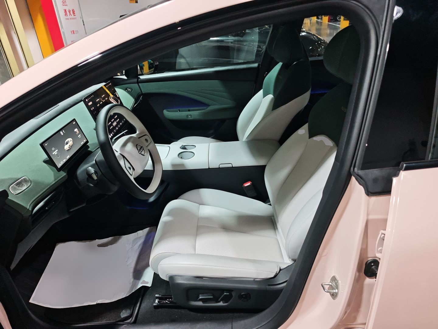 Переднее сиденье в автомобиле