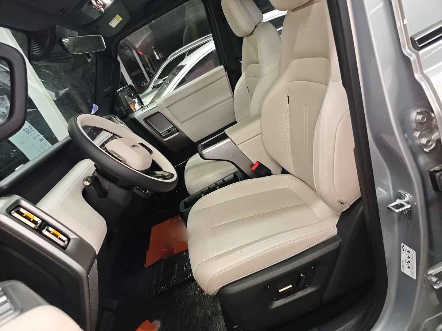 المقاعد الأمامية داخل السيارة