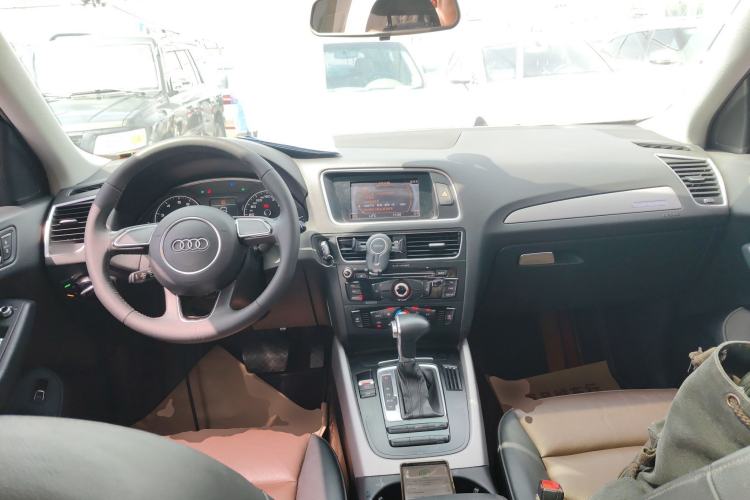 Used Audi Q5 2017 40 TFSI Ambition Edition Center Console