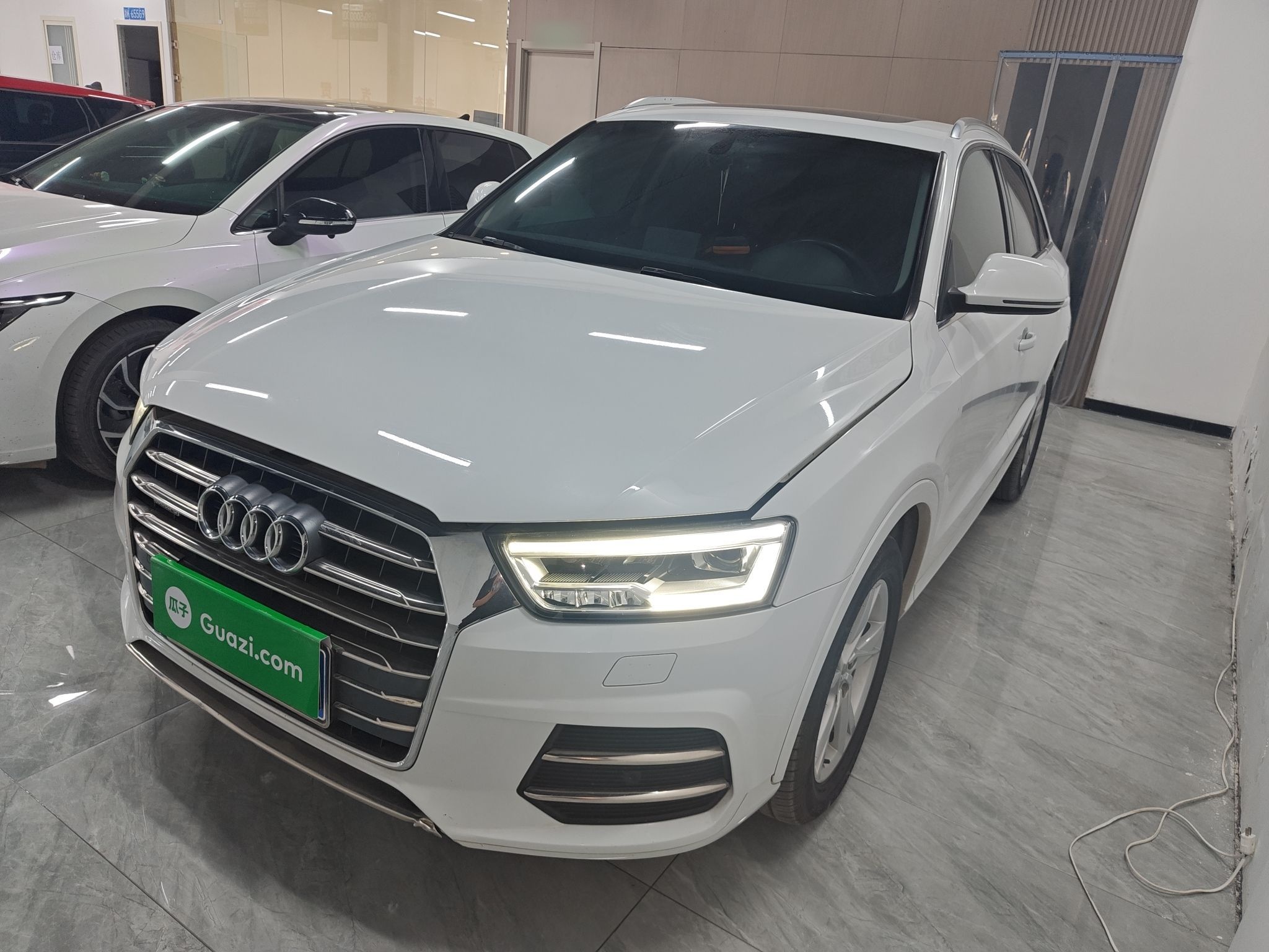 تحت مقدمة السيارة