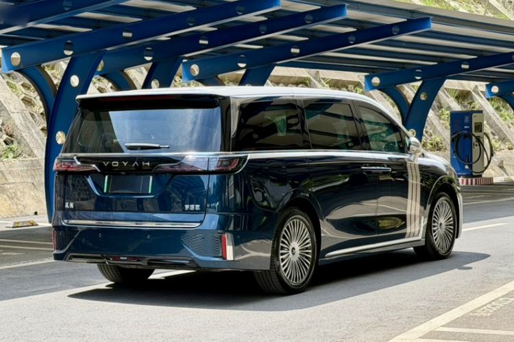 Used VOYAH Dream 2025 PHEV Four-Wheel Drive Excellence Kunpeng Edition
