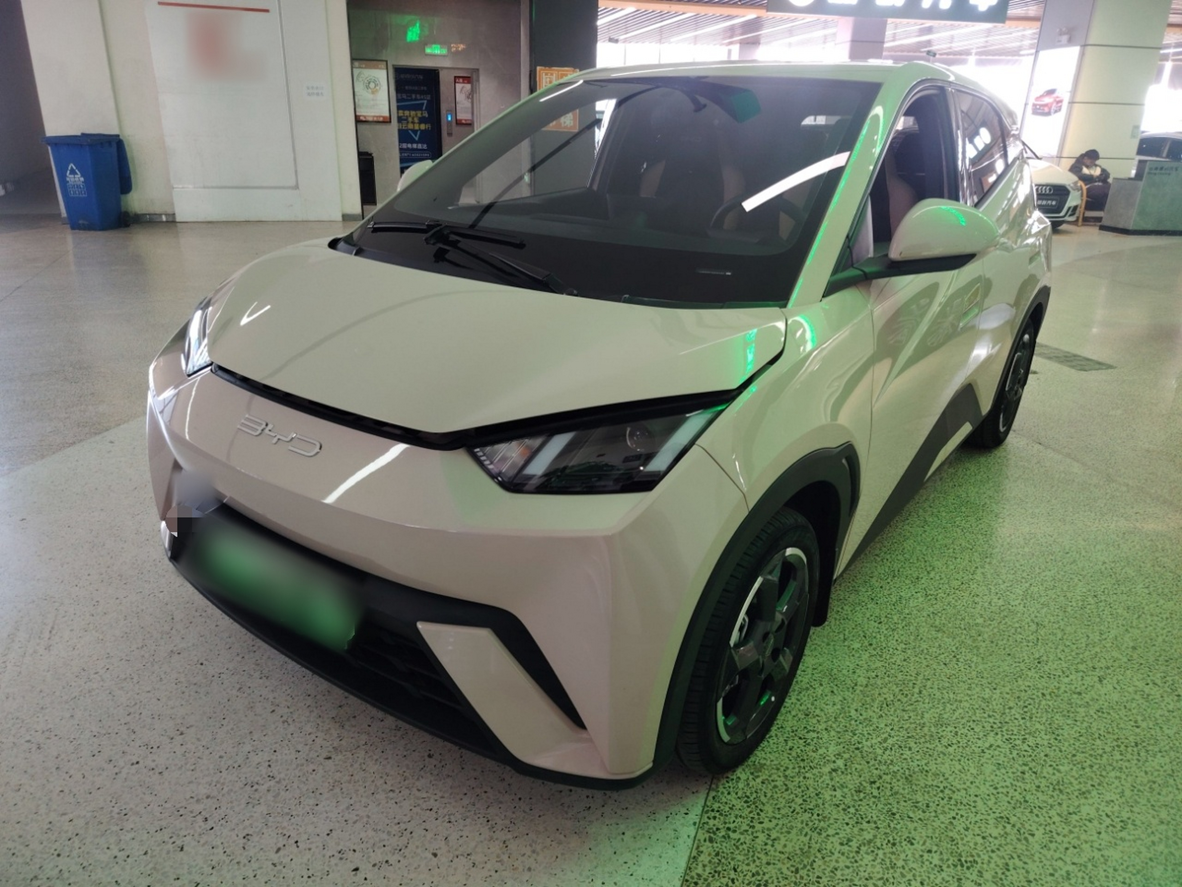 تحت مقدمة السيارة