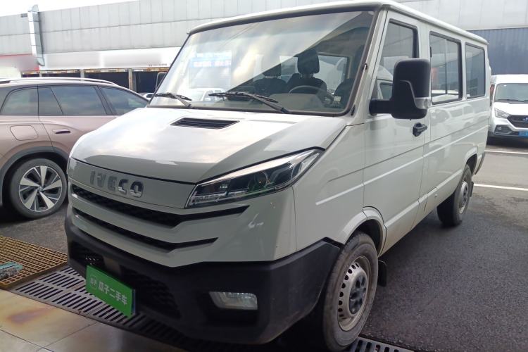 Used Iveco Daily 2023 2.5T A35M1 Short Wheelbase Low-Roof Single-Tire Side-Sliding Door 5-9 Seater
