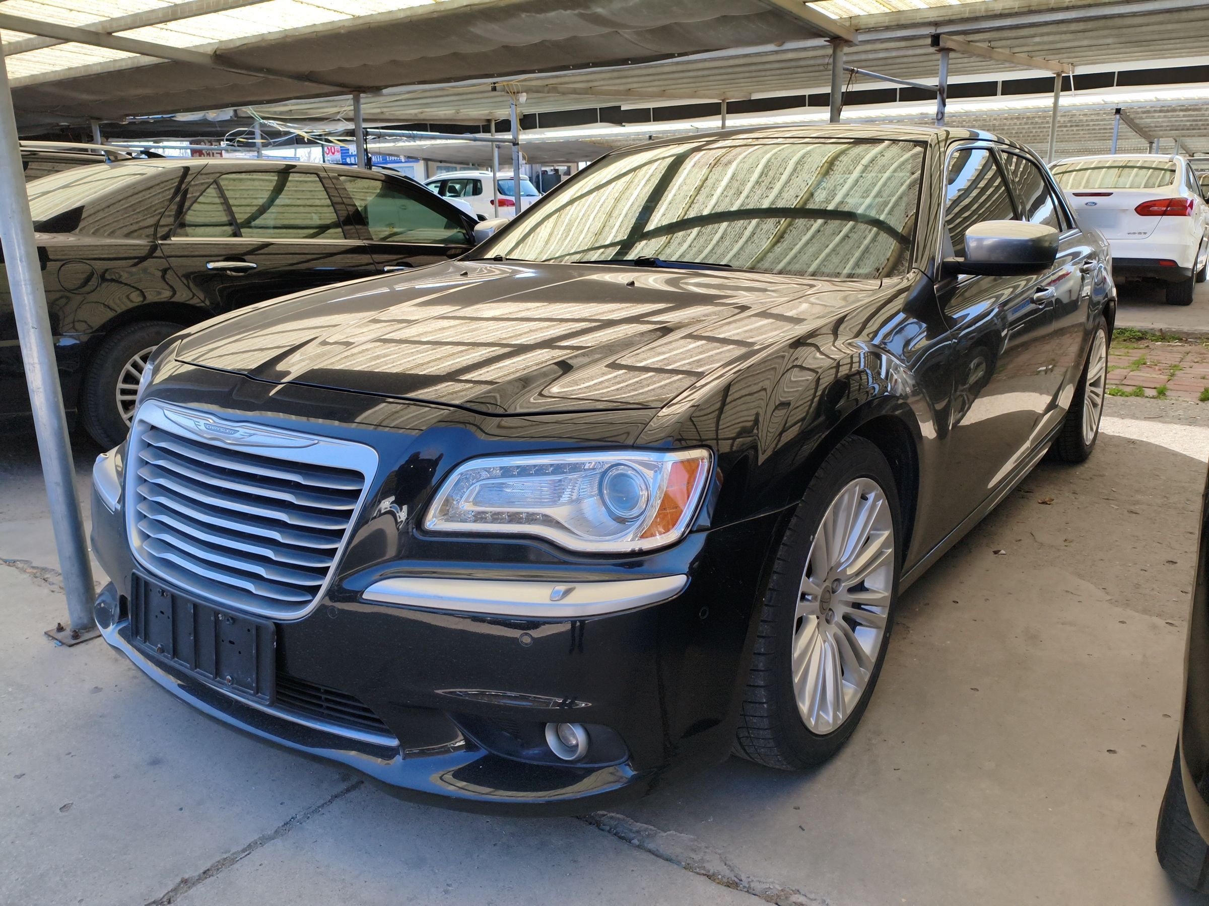 Под передней частью автомобиля