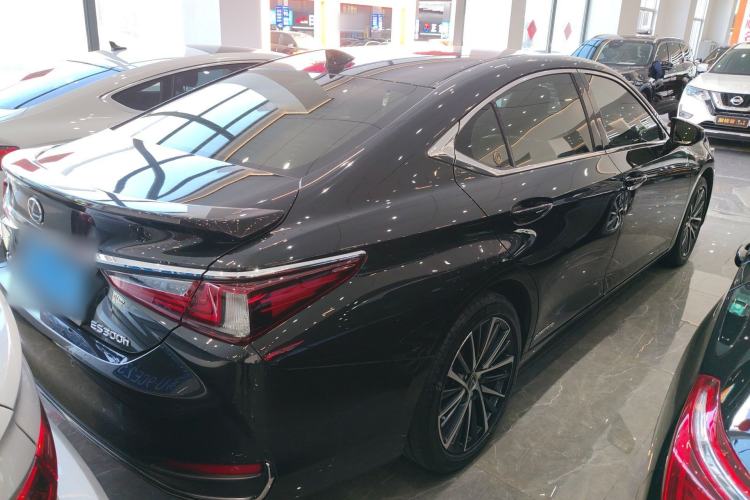 Used Lexus ES 2022 300h Deluxe Edition
