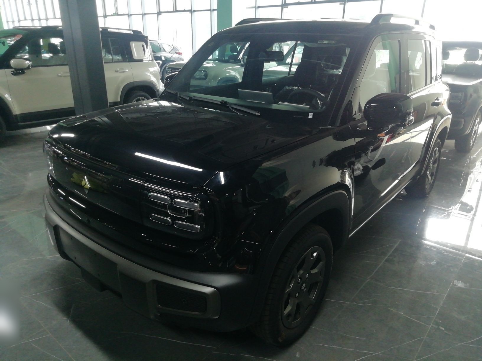 تحت مقدمة السيارة