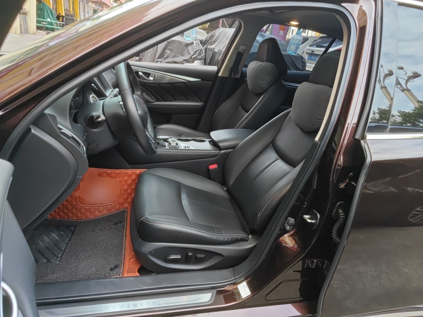 المقاعد الأمامية داخل السيارة