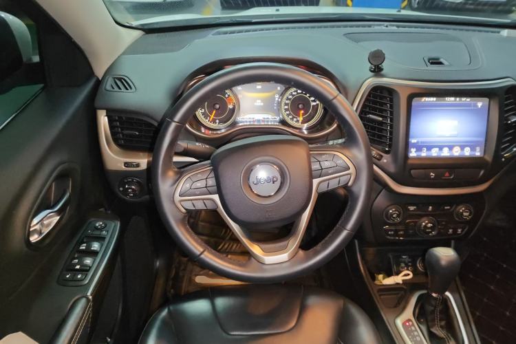 Used Jeep Cherokee 2016 2.0L Superior Edition