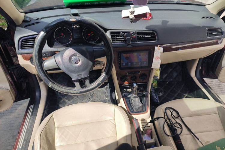 Used Volkswagen Lavida 2013 Restyled Classic 1.6L Automatic Comfort Edition Center Console