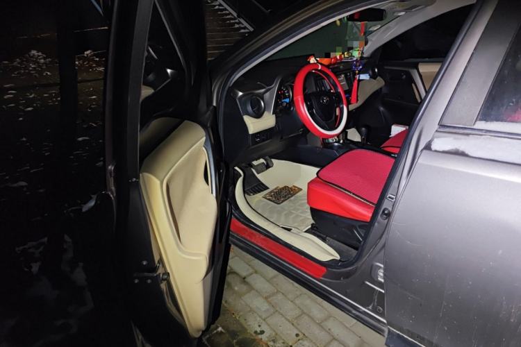 Used Toyota RAV4 2015 2.0L CVT Two-Wheel Drive Fashion Edition