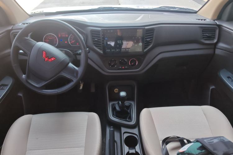 Used Wuling Hongguang V 2022 1.5L Jingqu Edition Electric-Assist LAR Center Console