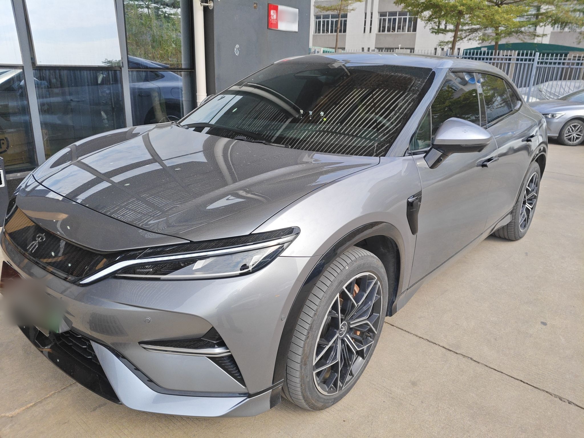 Под передней частью автомобиля