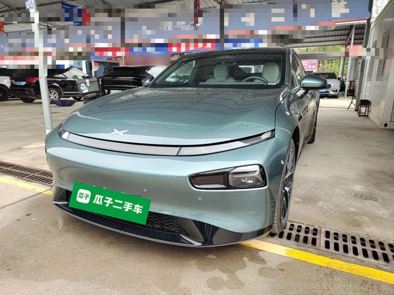 تحت مقدمة السيارة