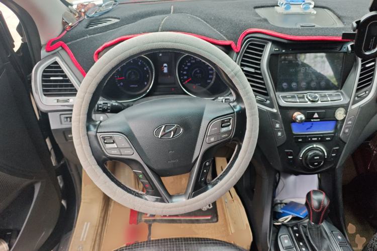 Used Hyundai Santa Fe 2013 2.0T Automatic All-Wheel Drive Top Trim Steering Wheel