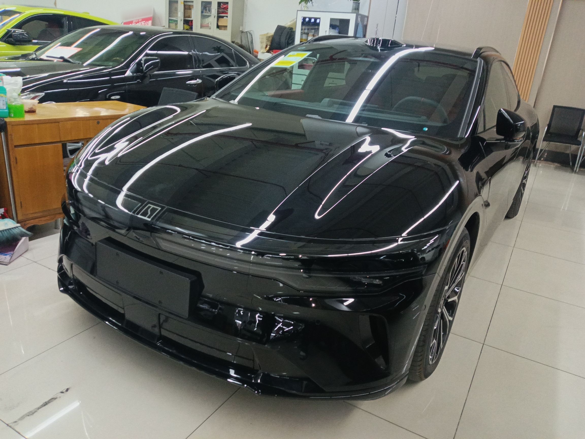 تحت مقدمة السيارة