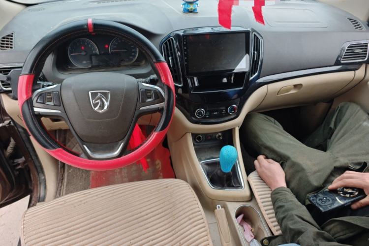 Used Baojun 730 2014 1.5L manual luxury trim 7 seats
