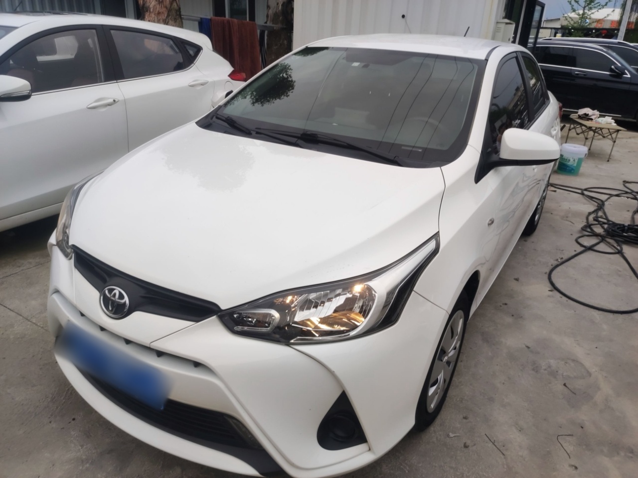 Под передней частью автомобиля