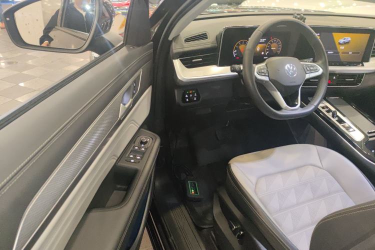 Used Volkswagen Tavendor 2023 330TSI Luxury Touring Edition Driver Seat