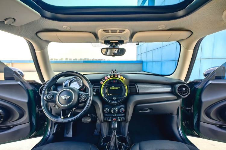 Used MINI 2016 1.5T COOPER Interior 1