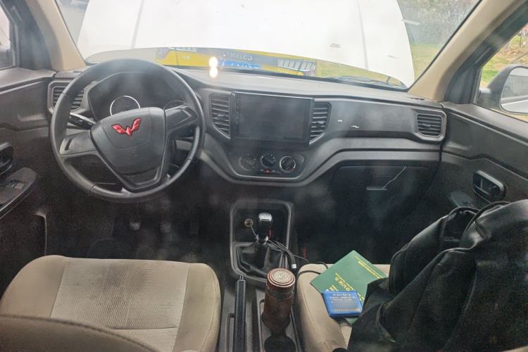 Used Wuling Hongguang V 2022 1.5L Jingqu Edition Enclosed-Window Vehicle with Hydraulic Power Steering LAR Headliner