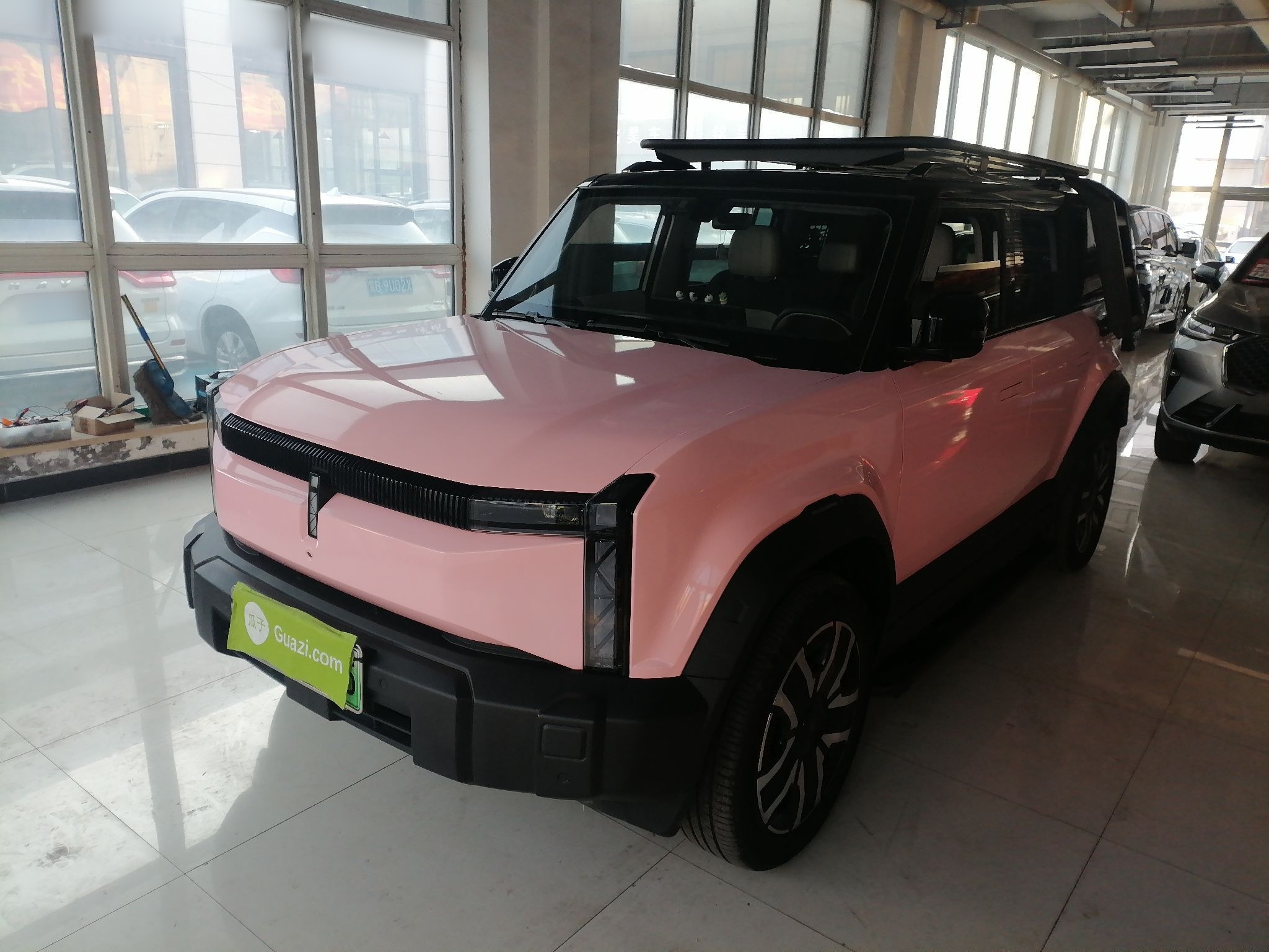 تحت مقدمة السيارة