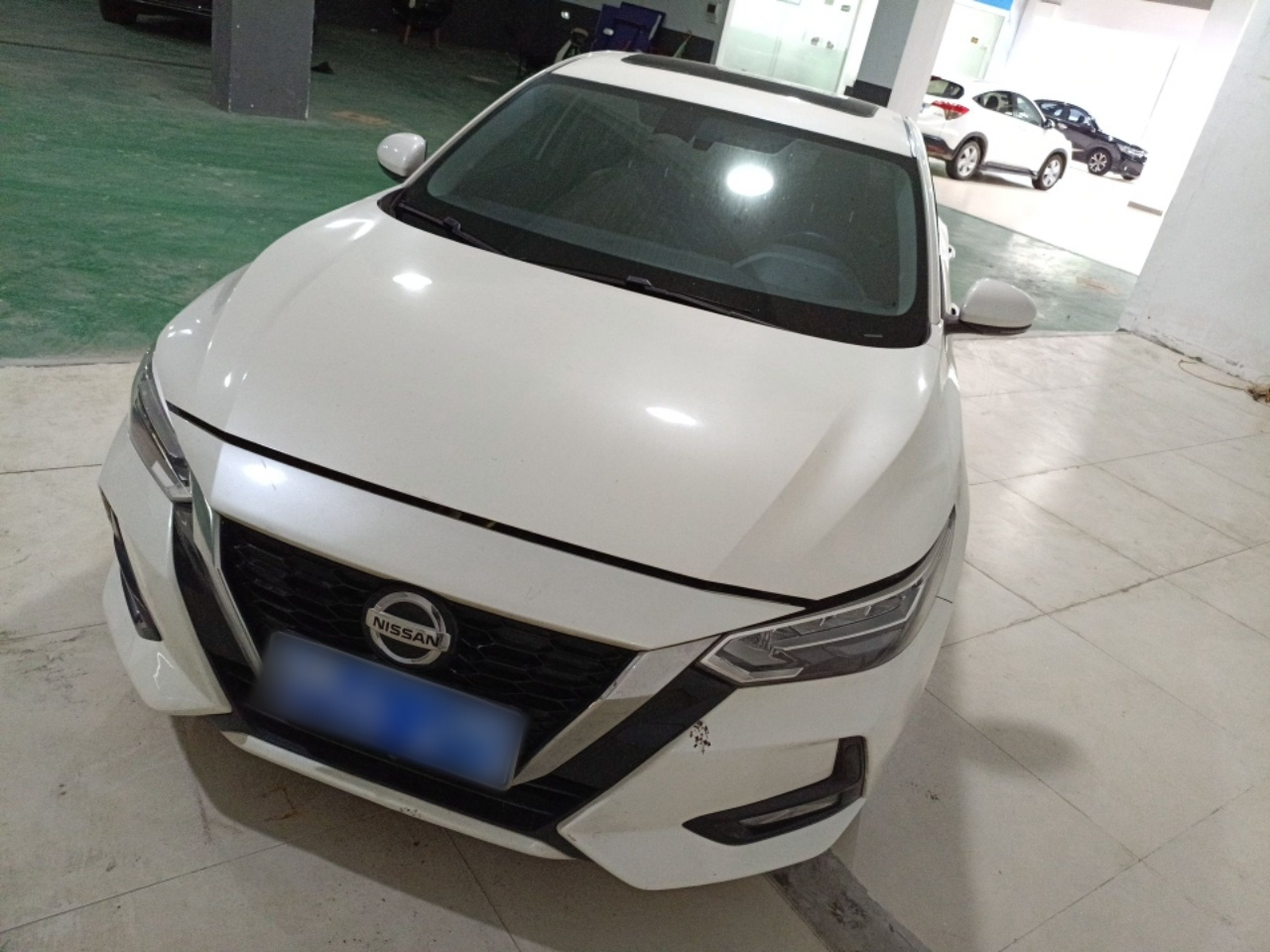 Под передней частью автомобиля