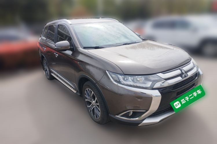 Used Mitsubishi Outlander 2018 2.4L 4x4 Elite Edition 5 Seats Front Right 45 Deg