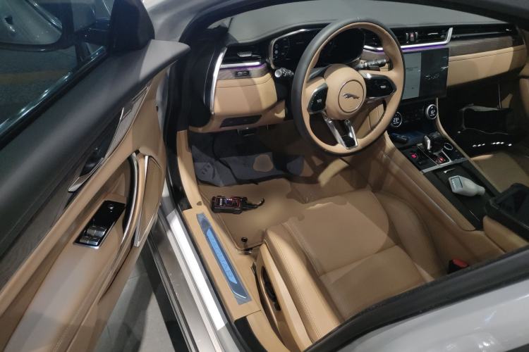 Used Jaguar XFL 2025 Model—2.0T P250, Two-Wheel Drive, Premium Luxury Edition