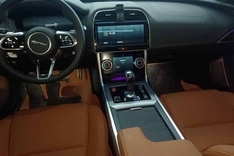 Used Jaguar XEL 2025 2.0T 250 PS R-DYNAMIC 90th Anniversary Edition Center Console