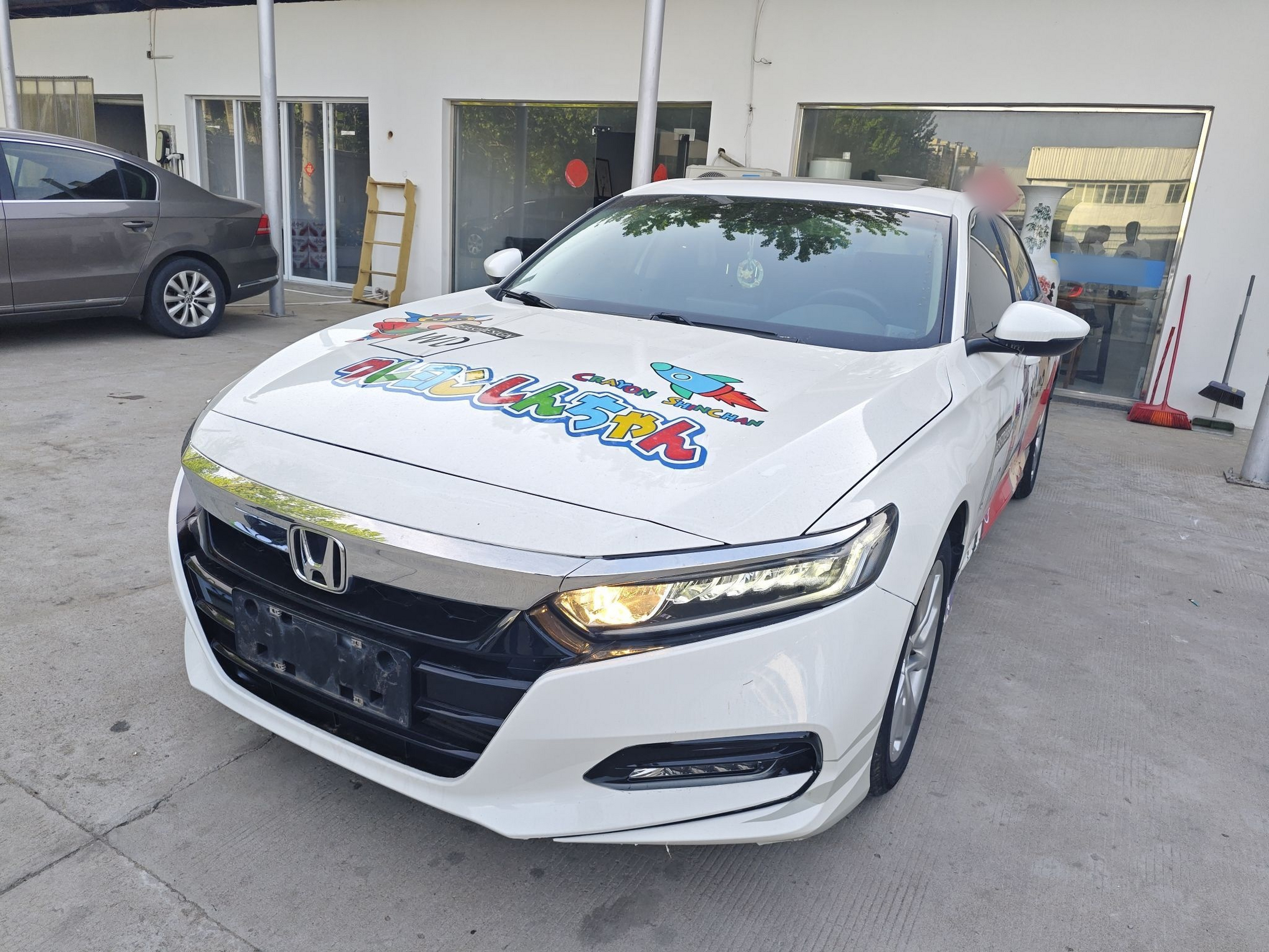 تحت مقدمة السيارة